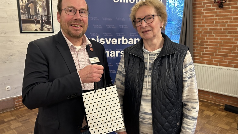 Anne Ohlsen übergibt Geschenk an Michael Stumm 