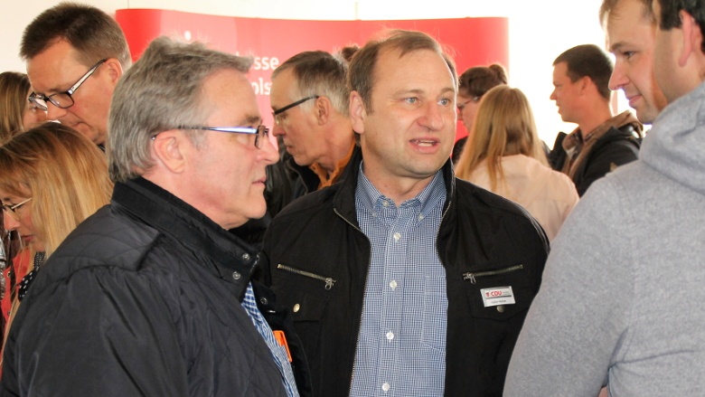 Brunsbüttels CDU Ortschef Michael Kunkowski und Landtagskandidat Volker Nielsen in intensiven Gespräch mit Unternehmen aus Dithmarschen