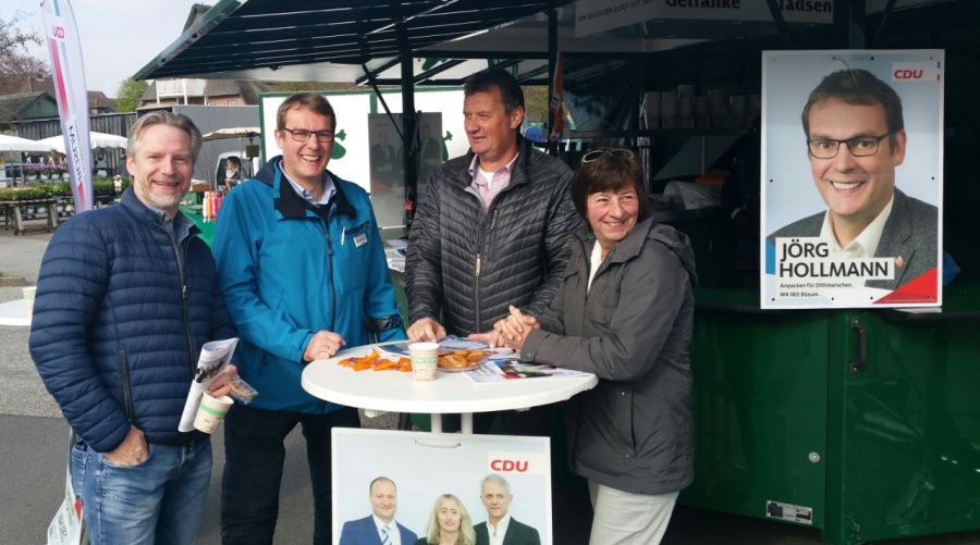 Kreistagskandidat Jörg Hollmann auf dem Wahlkampfstand in Büsum