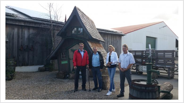 Jörg Hollmann (von links) und Volker Nielsen besuchen Petra und Helmuth Rolfs.