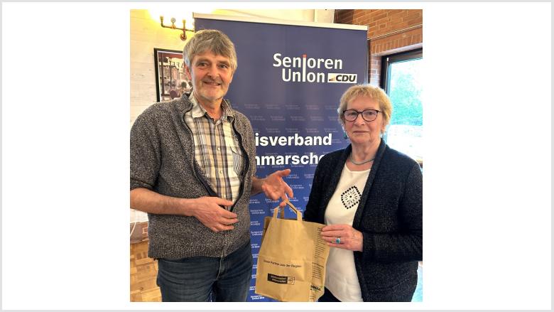 Imker Hans-Jürgen Löbkens bekommt von der Seniorenunionvorsitzenden Anne Ohlsen als Dank ein Tasche voll mit nordischen Produkten. Imker Hans-Jürgen Löbkens bekommt von der Seniorenunionvorsitzenden Anne Ohlsen als Dank ein Tasche voll mit nordischen Produkten.