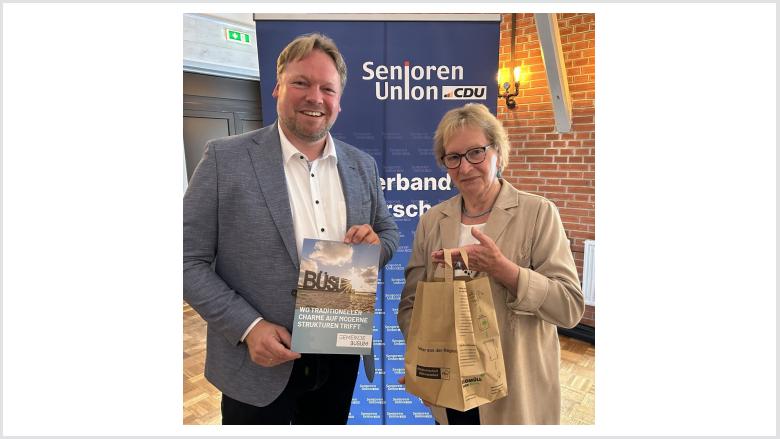 Anne Ohlsen überreichte als Dank eine Tüte mit Dithmarscher Spezialitäten an Oliver Kumbartzky.