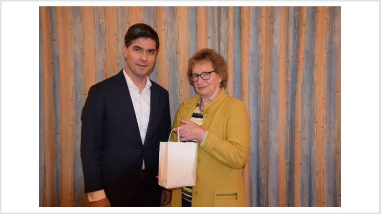 Als Dank wurde von Anne Ohlsen eine Tasche mit Dithmarscher Leckereien an den Bundestagskandidaten Helfrich übereicht