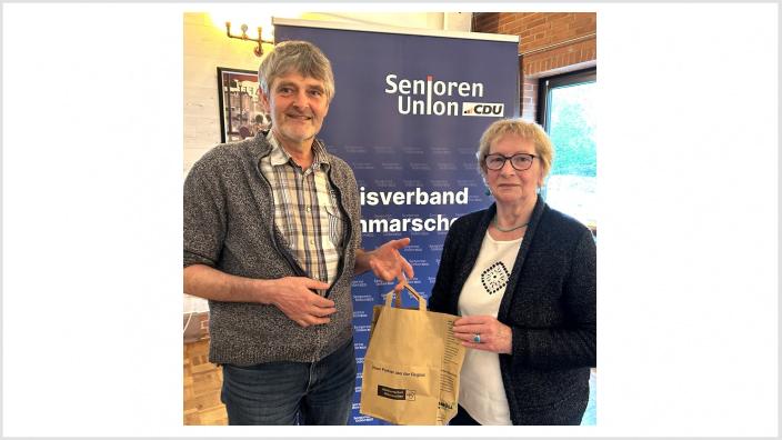 Imker Hans-Jürgen Löbkens bekommt von der Seniorenunionvorsitzenden Anne Ohlsen als Dank ein Tasche voll mit nordischen Produkten. Imker Hans-Jürgen Löbkens bekommt von der Seniorenunionvorsitzenden Anne Ohlsen als Dank ein Tasche voll mit nordischen Produkten.